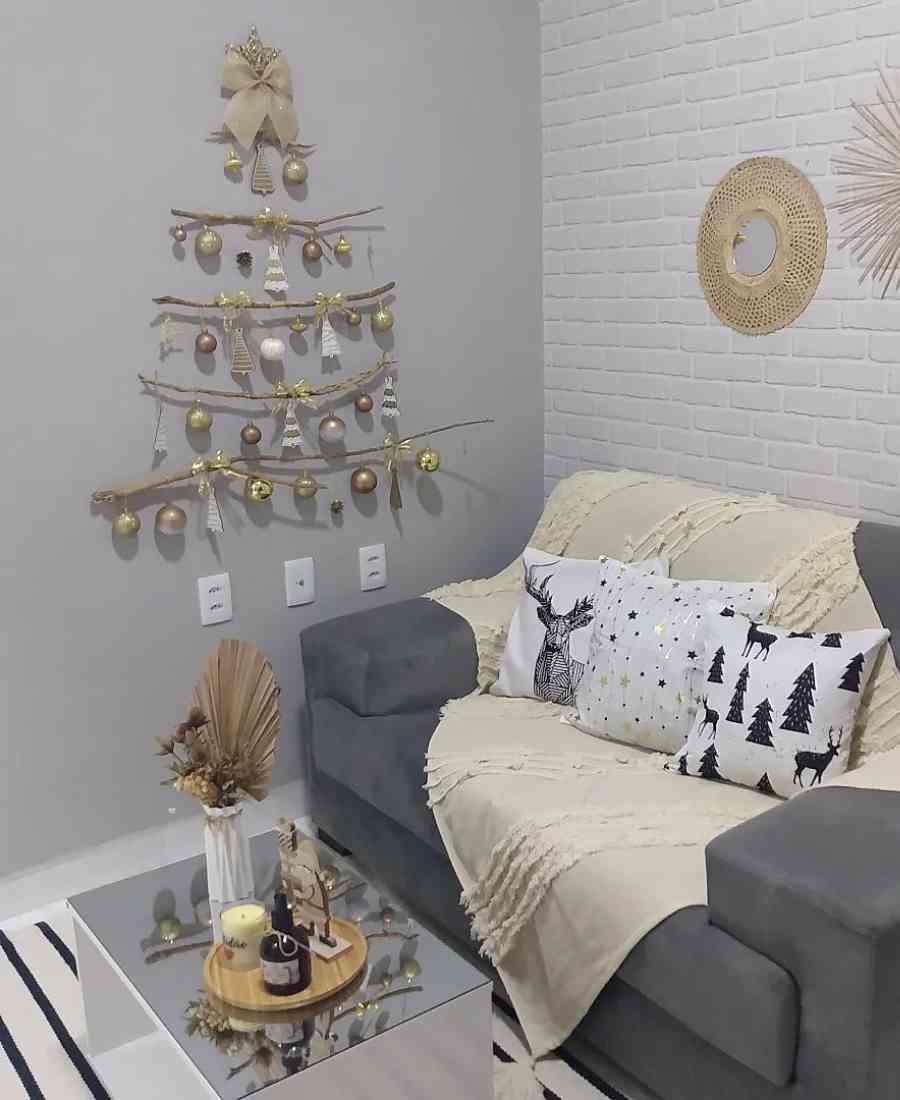 Foto de sala com Árvore de Natal de parede, feita de galhos. 