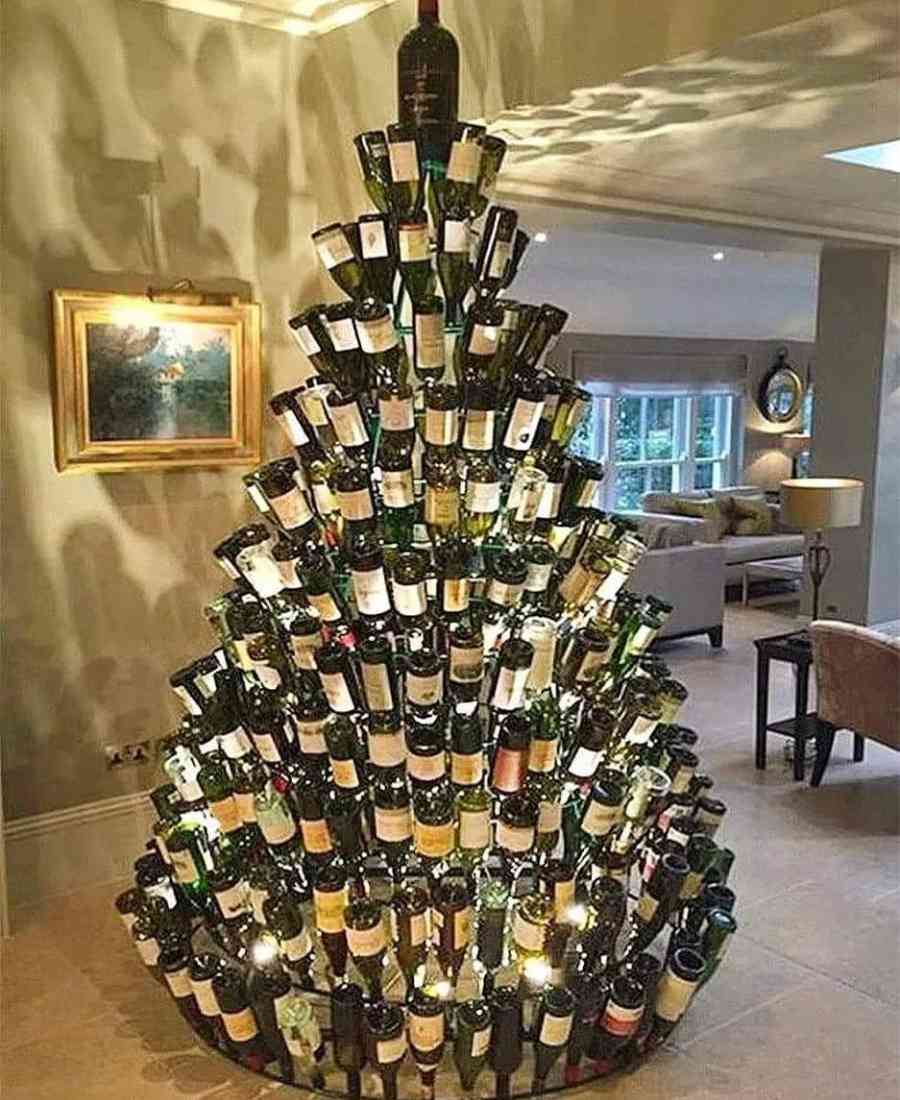 Foto de árvore de natal feita de garrafa de vidro de vinho. 