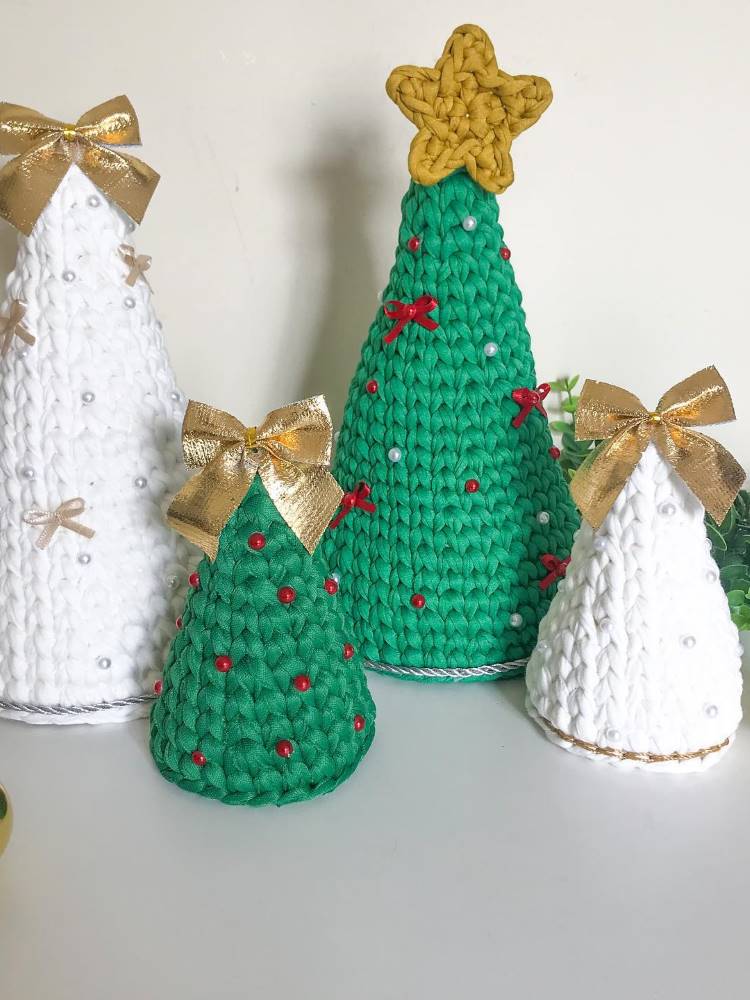 Árvores de Natal de crochê em verde e branco