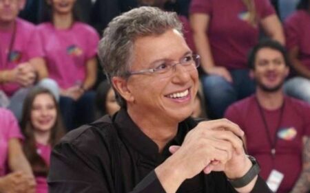 Boninho, diretor geral do BBB 23, sorrindo