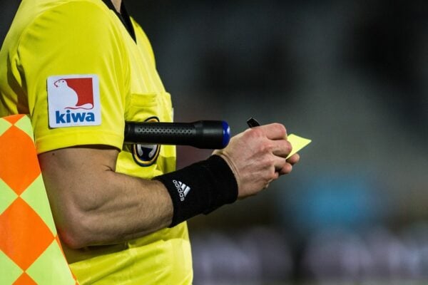 Durante partida jogador recebe cartão amarelo e 'reverte' com carta do jogo  'UNO'; veja, Futebol