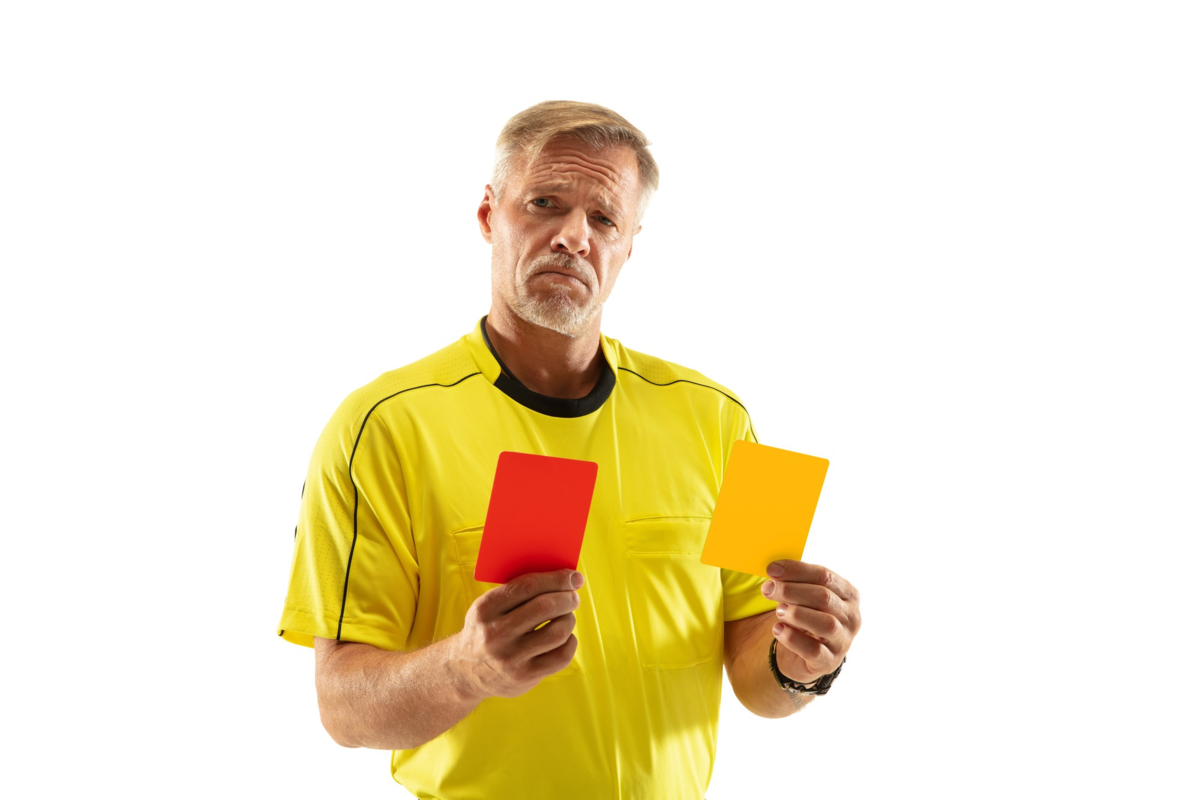 árbitro segurando um cartão amarelo e um vermelho
