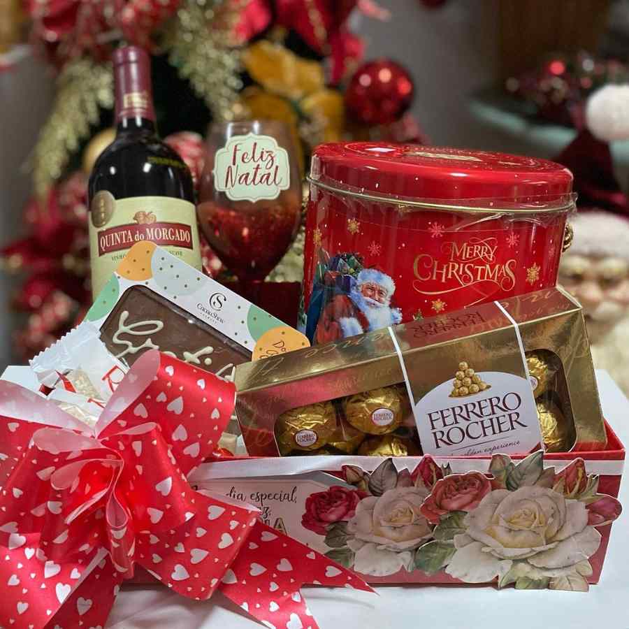 Foto de caixa de papel com vinho e chocolates.