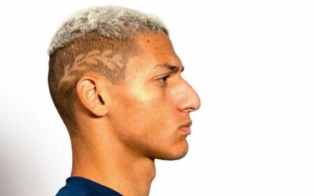 Corte de cabelo do Richarlison é caracterizado pelo desenho de uma arruda na lateral da cabeça