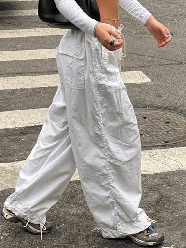 Calça parachute: 10 looks para usar a tendência dos anos 2000