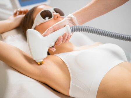 Foto de mulher fazendo depilação a laser na Estética FIT.