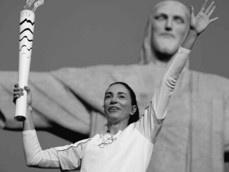 Foto de Isabel Salgado do vôlei segurando a tocha olímpica