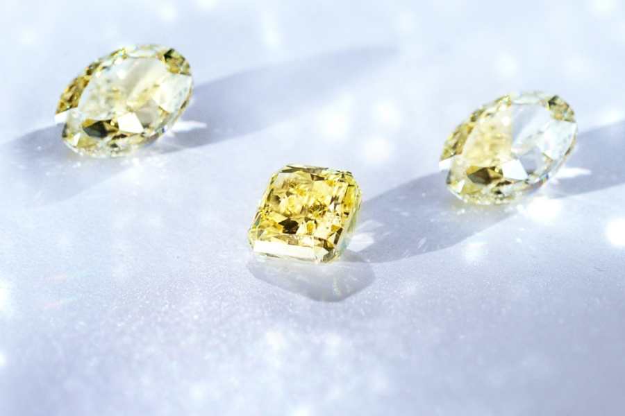 Imagem em fundo branco com diamantes Fancy Yellow da Vecchio joalheiros.