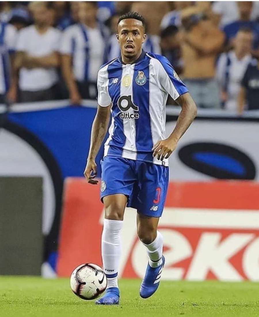 Foto do jogador com camisa do Porto, em estádio. 
