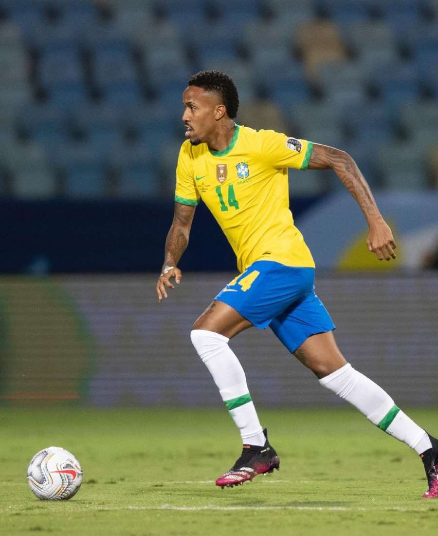 Foto de Éder Militão jogando pelo Brasil. 