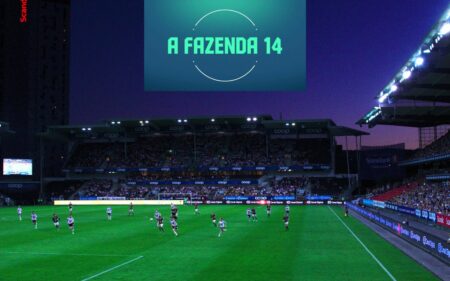 Montagem de quadra de futebol na Copa do Mundo 2022 com logo da Fazenda