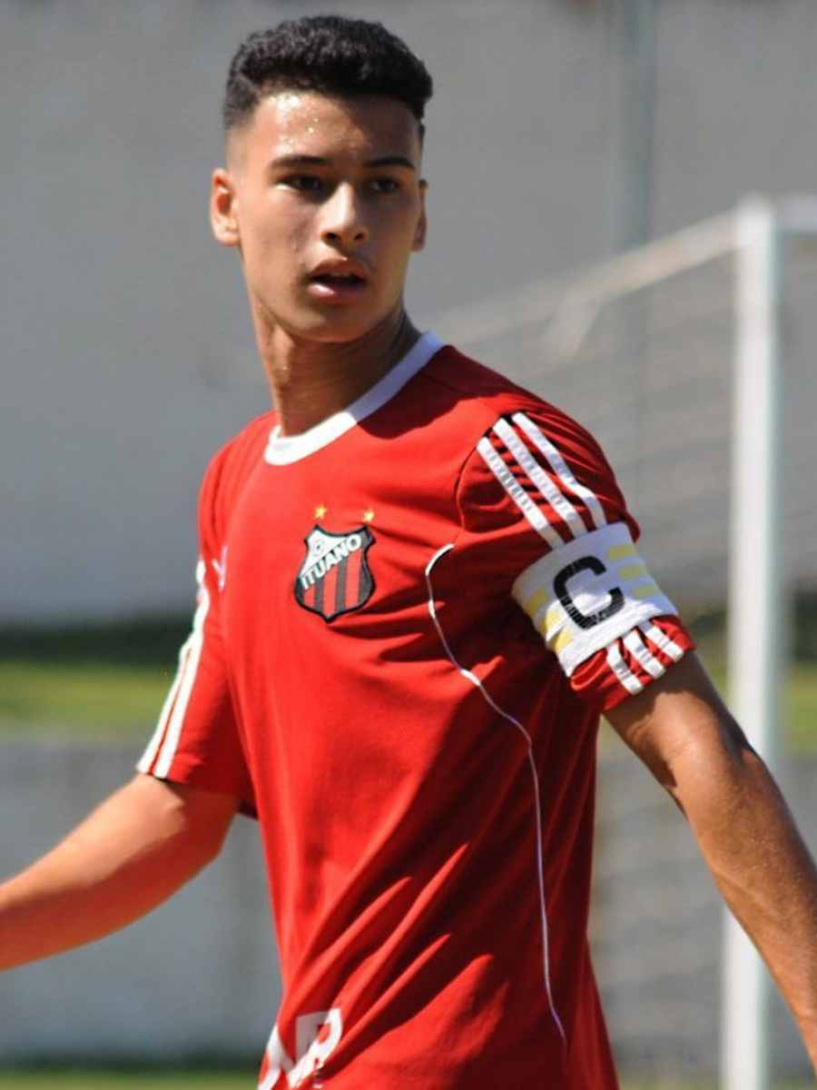 Imagem do jogador aos 18 anos jogando pelo Ituano. 
