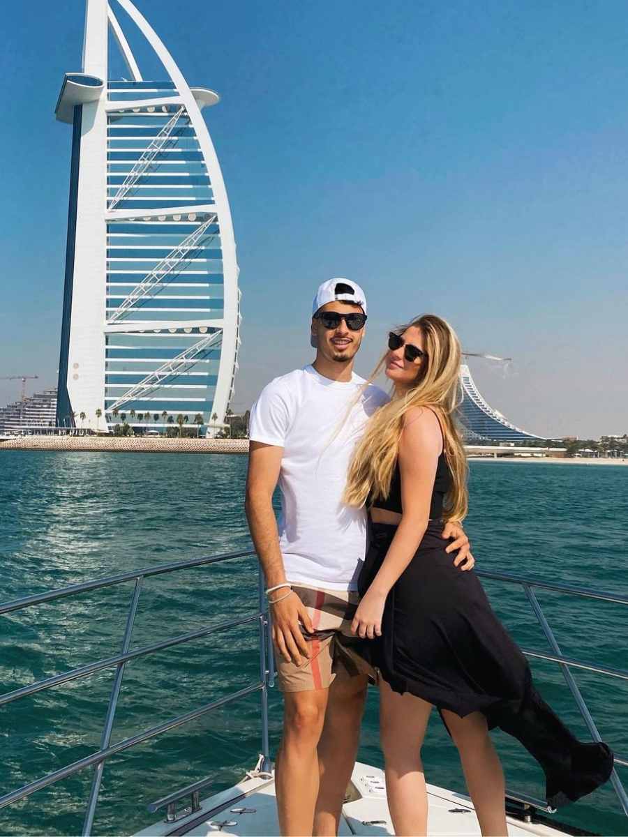 Imagem do jogador e namorada Isabella Rousso em Dubai. 