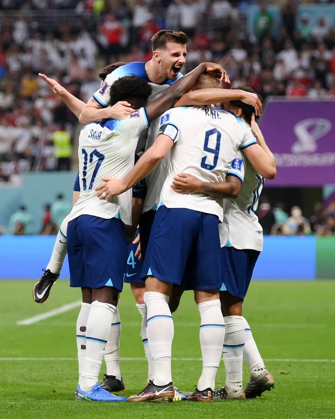 Jogadores da Inglaterra se abraçando em campo