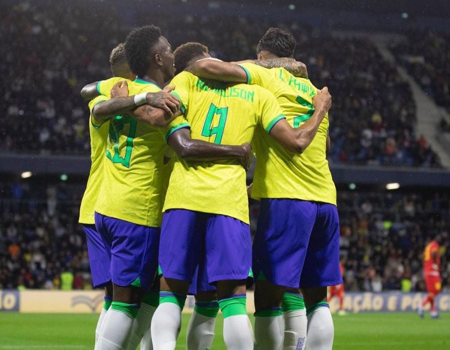Jogadores da Seleção Brasileira se abraçando em campo