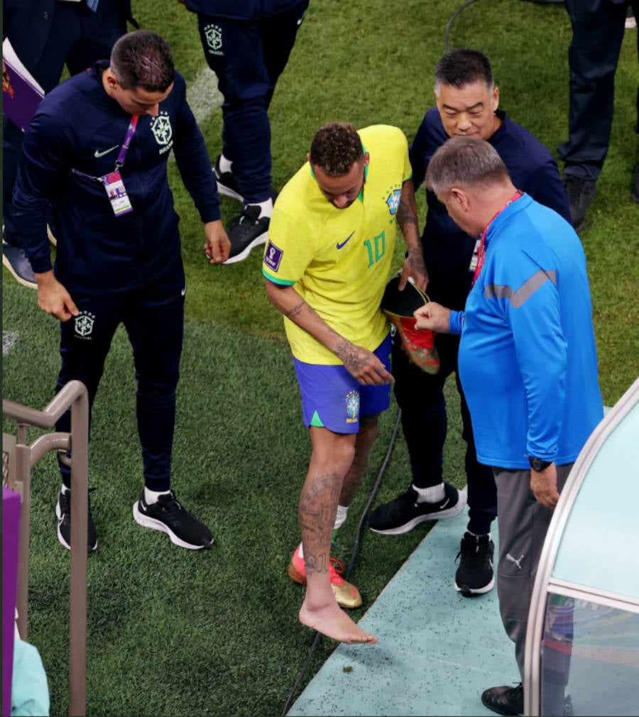 Neymar mostra tornozelo para comissão técnica.