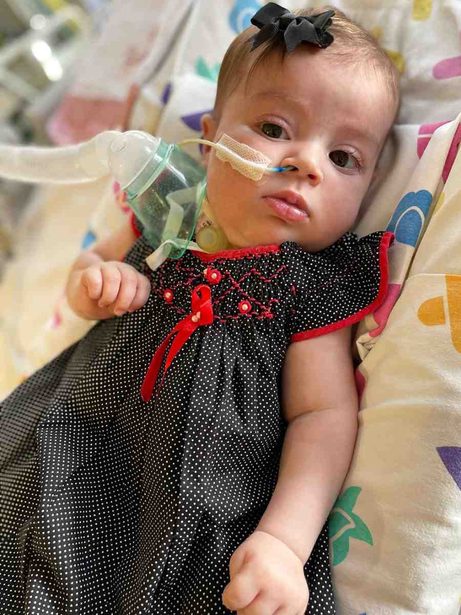 Foto de Maria Guilhermina, filha caçula de Juliano Cazarré e Letícia Cazarré, no hospital.