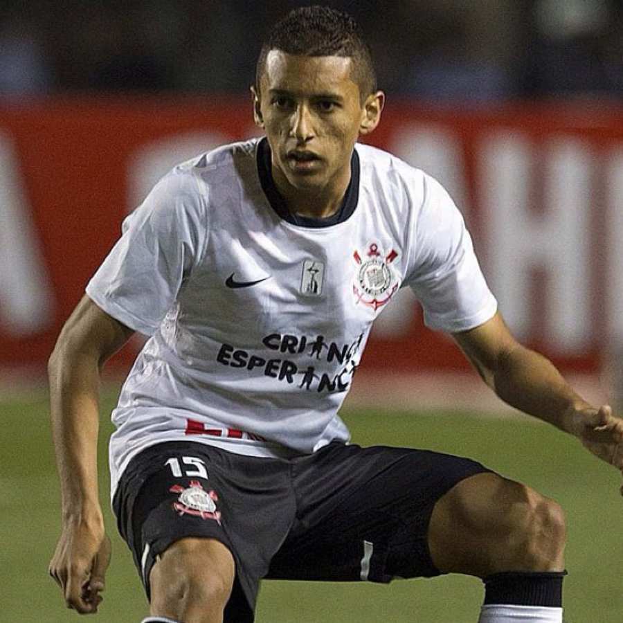 Imagem de Marcos Aoás Corrêa jogando pelo Corinthians em 2012.
