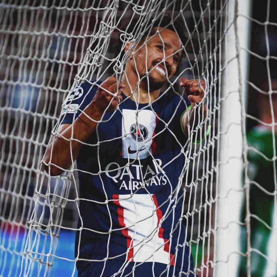 Foto de Marquinhos, zagueiro, encostado na rede de gol do Parc des Princes, estádio de Paris, na França.