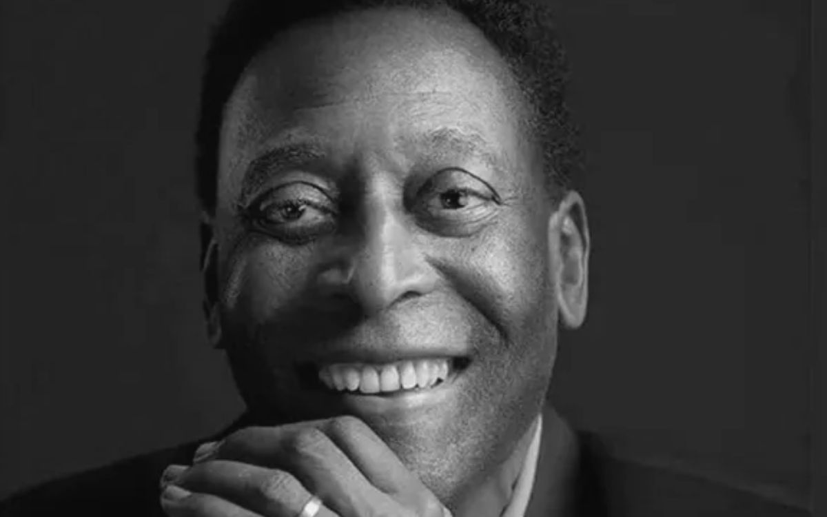 Foto de Pelé sorrindo em preto e branco