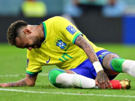 Neymar machucou tornozelo direito na Copa.