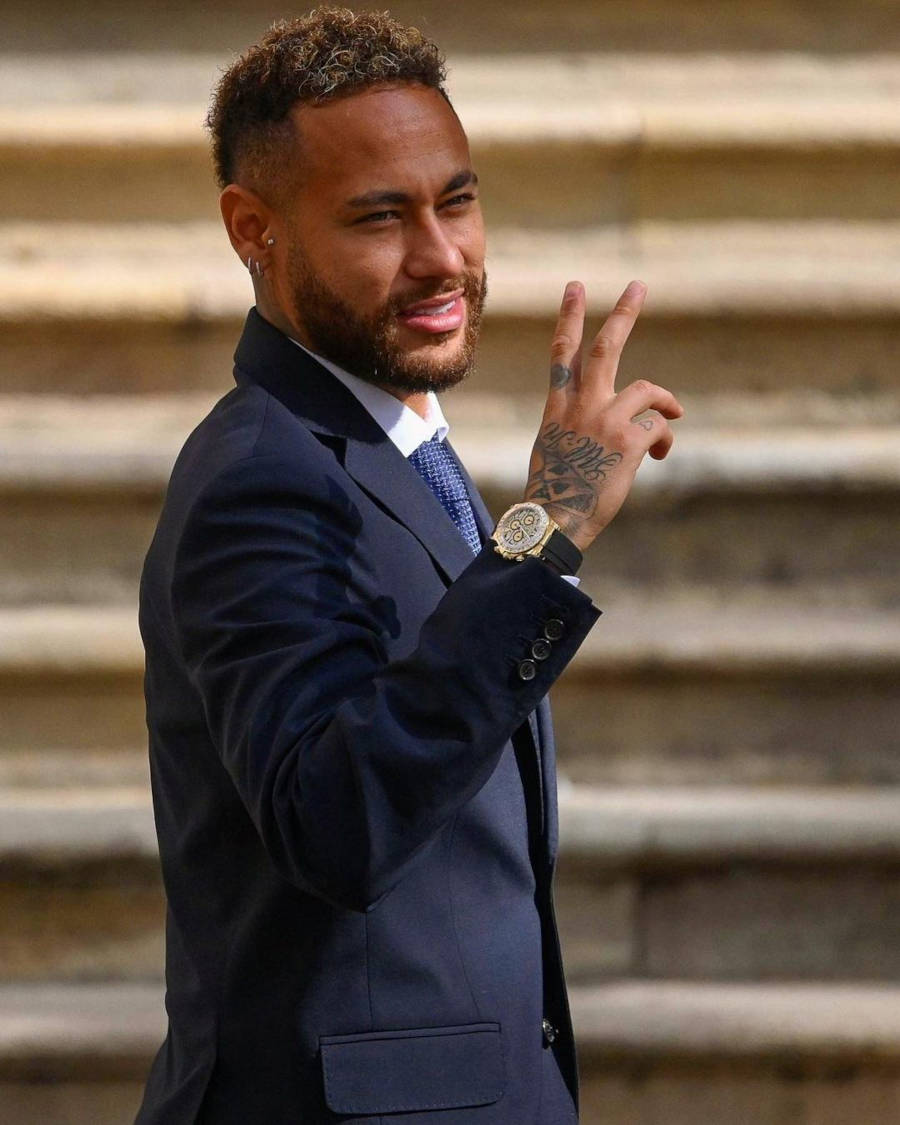 Neymar fazendo o número 2 com a mão direita.