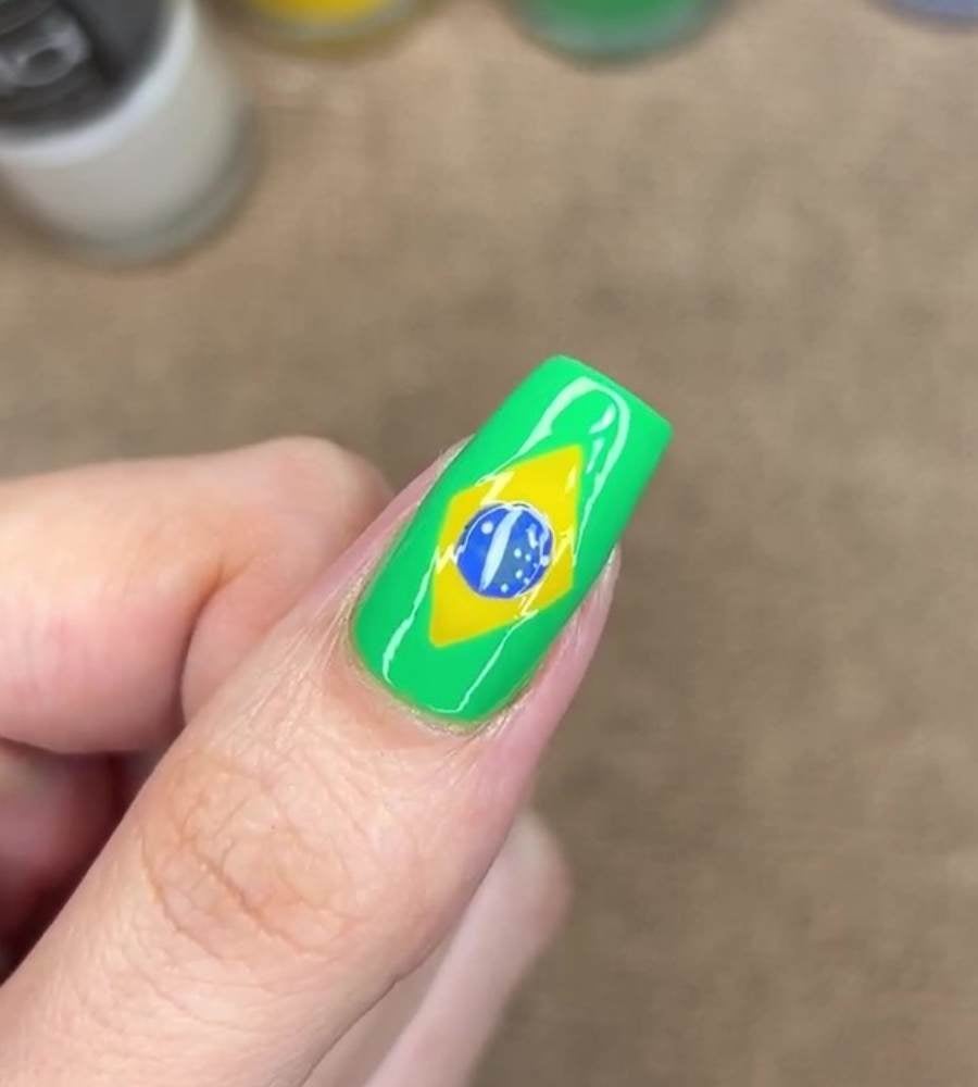 Print de vídeo de Gabi Cindra, manicure, tutorial de bandeira do Brasil nas unhas para a Copa do Mundo de 2022.