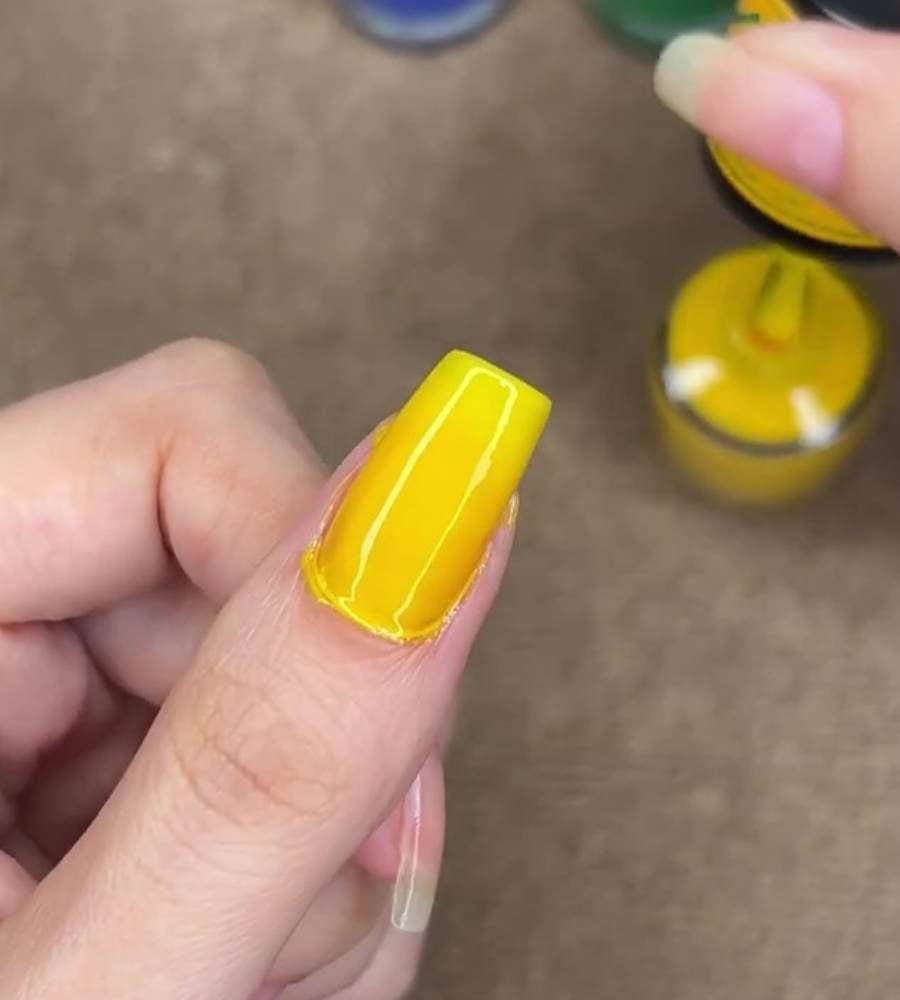 Print de vídeo de Gabi Cindra, manicure, tutorial de bandeira do Brasil nas unhas para a Copa do Mundo de 2022.