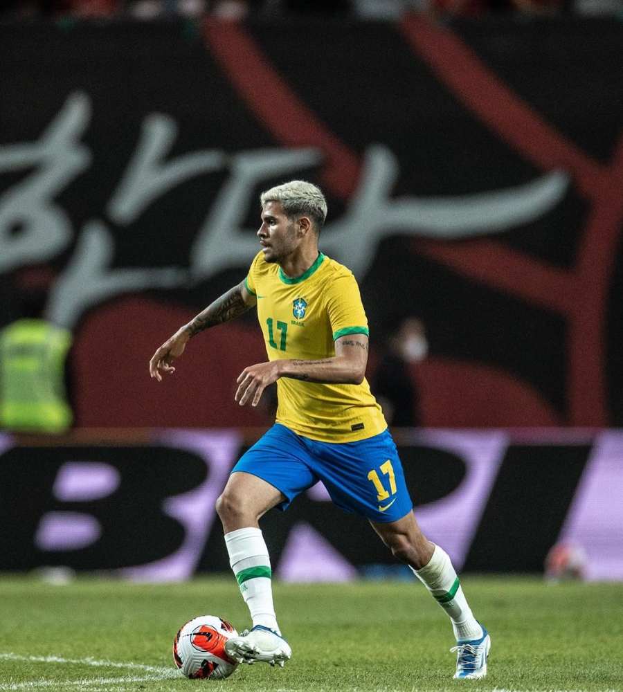 Foto de Bruno Guimarães jogando pela seleção brasileira.