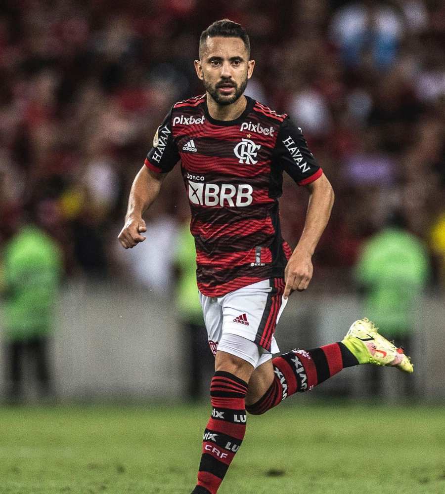 Foto de Everton Ribeiro jogando futebol pelo Flamengo. 