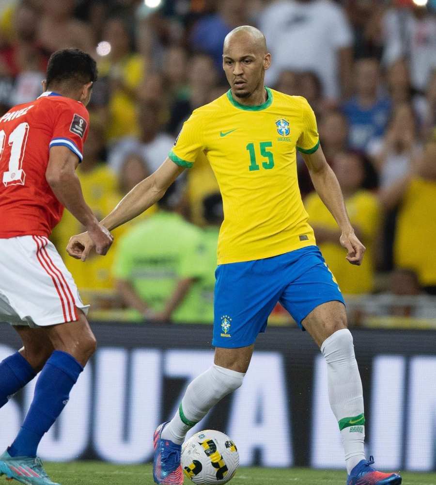 Foto de futebolista Fabinho jogando pelo Brasil. 