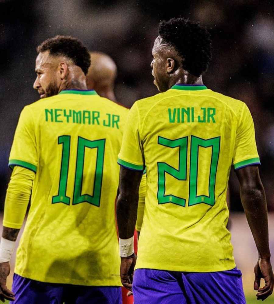 Foto de Neymar Jr e Vinicius Júnior jogando na Copa do Mundo de 2022.