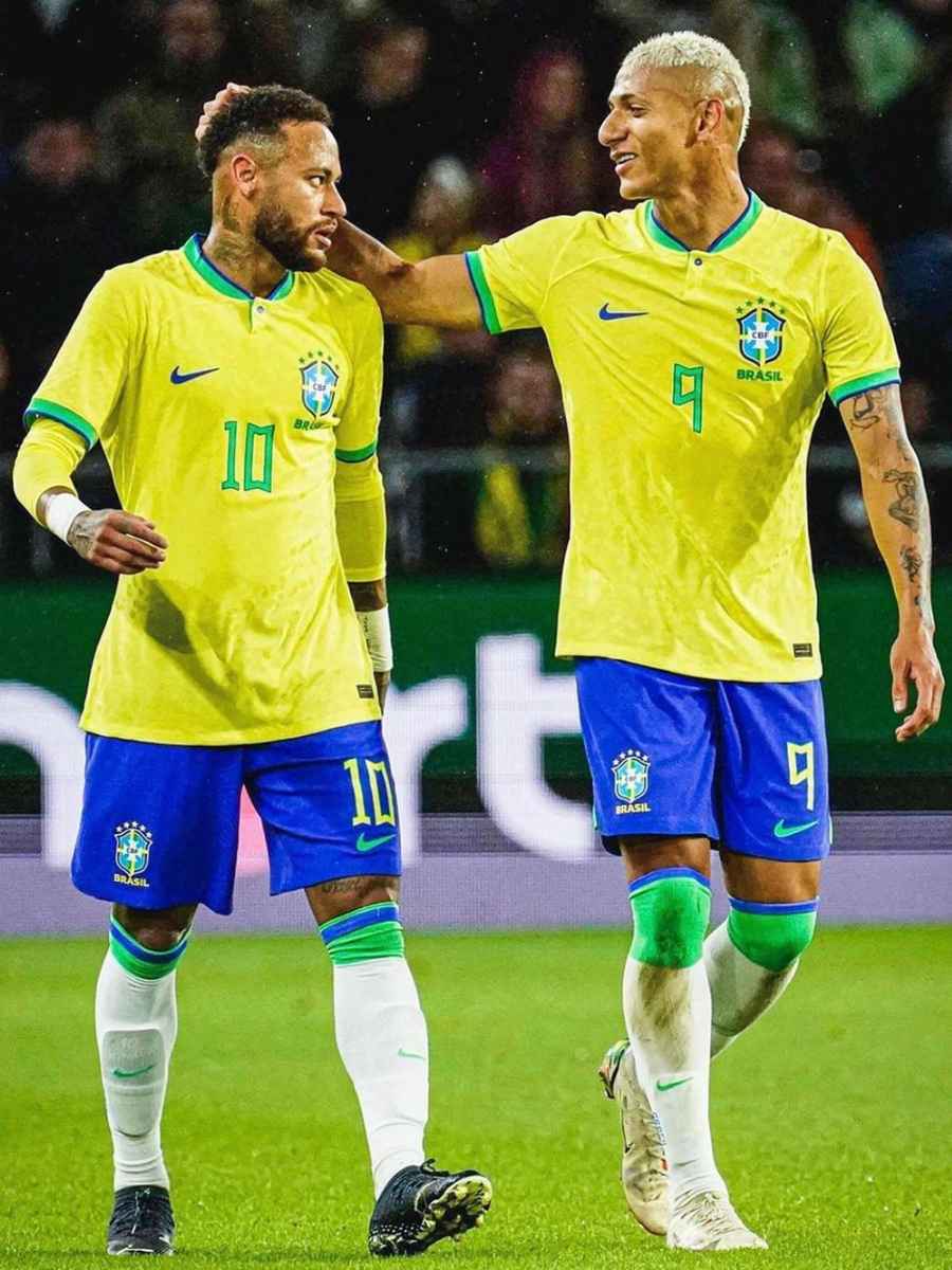 Imagem de Neymar, de 1,75 m, e Richarlison, de 1,84, em campo.