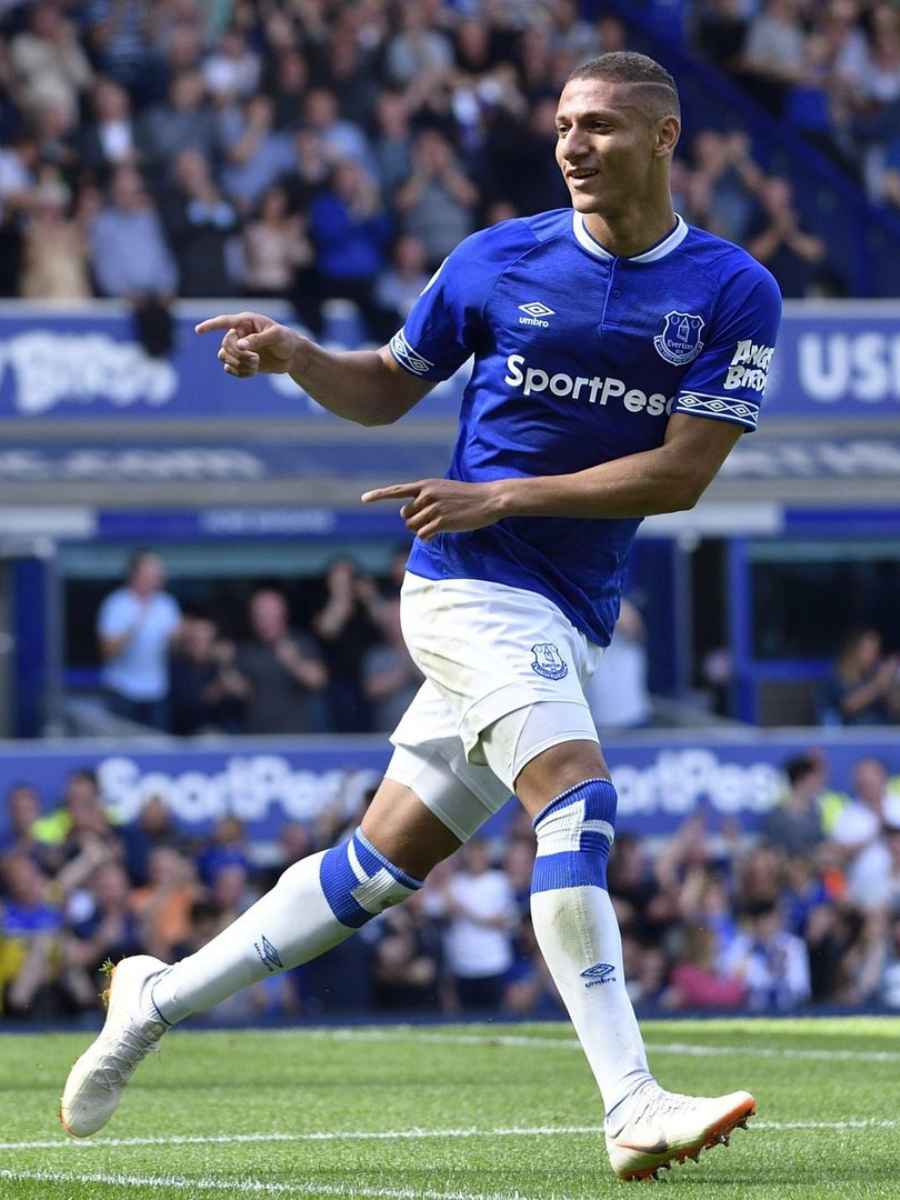 Imagem do jogador aos 21 anos jogando pelo Everton.