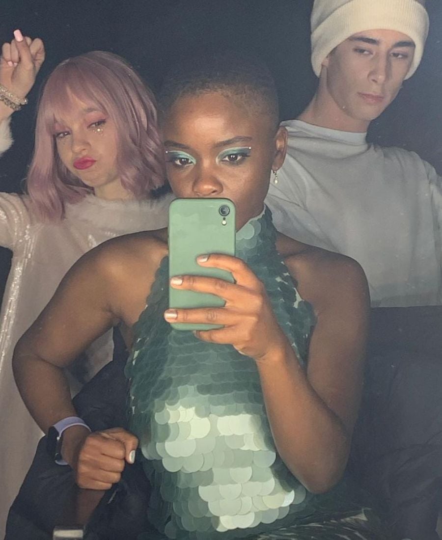 Bianca, Enid e Ajax, da série Wandinha, em foto na frente do espelho