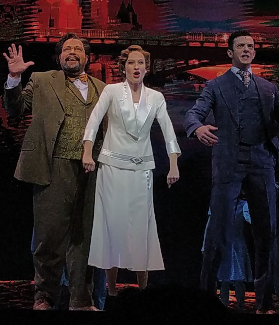 Os atores Tiago Abravanel, Giovanna Rangel e Rodrigo Garcia no palco do Teatro Renault com o musical "Anastasia"