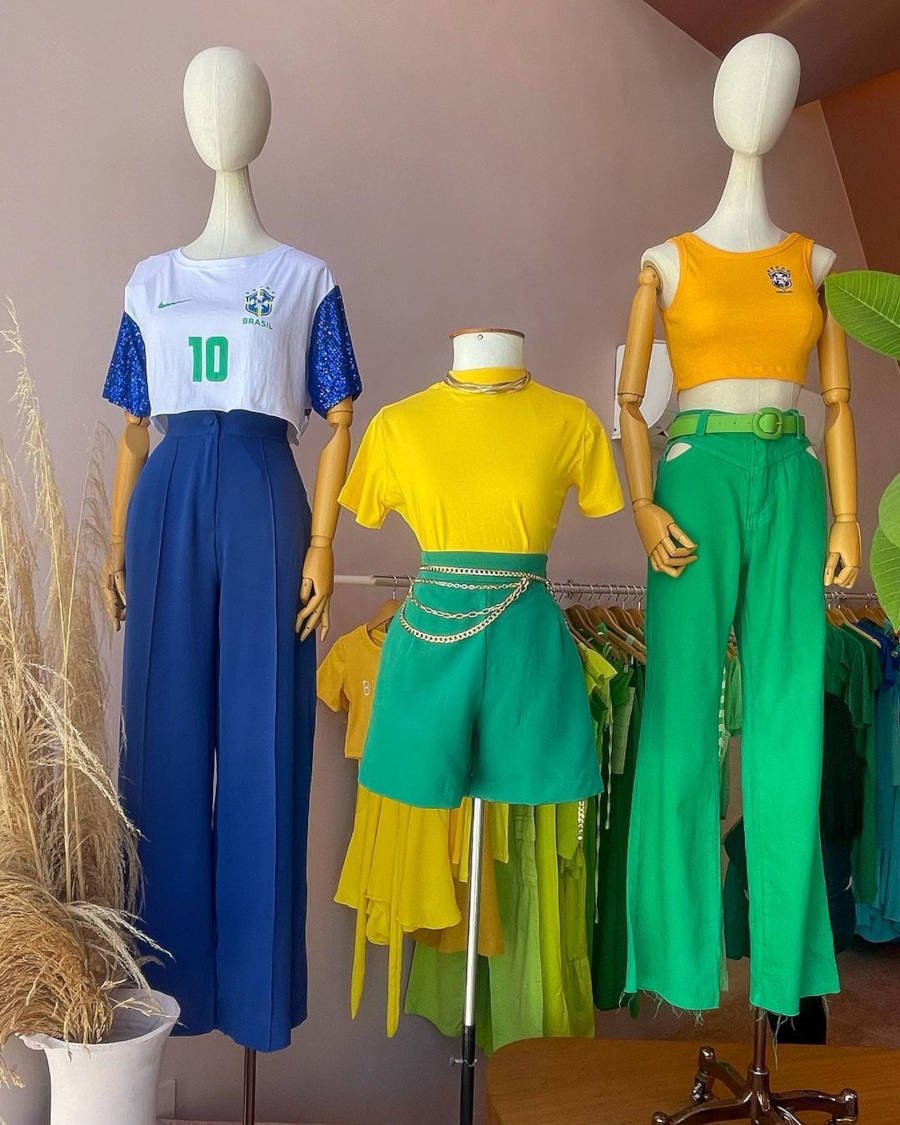 Vitrine da Copa com looks nas cores da bandeira do Brasil.