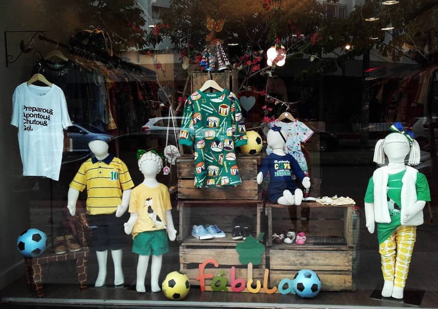 Loja infantil decorada com bolas de futebol.