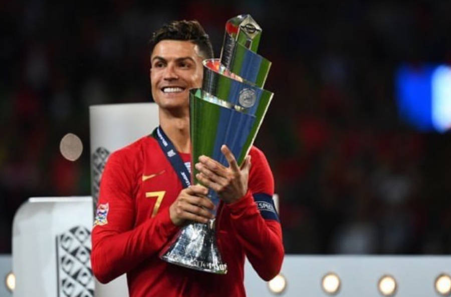 Cristiano Ronaldo com prêmio e medalha com a camisa de Portugal.