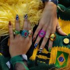 Foto de mulher usando unha decorada para a Copa do Mundo 2026