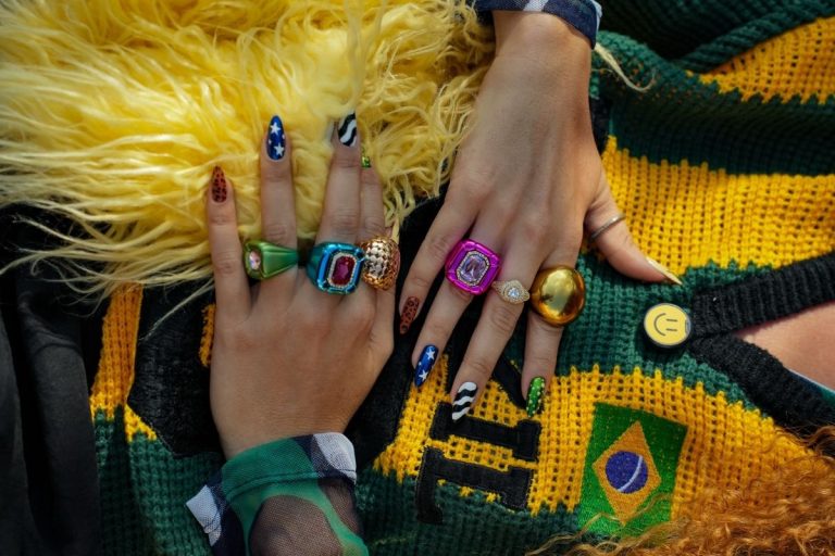 Foto de mulher usando unha decorada para a Copa do Mundo 2026