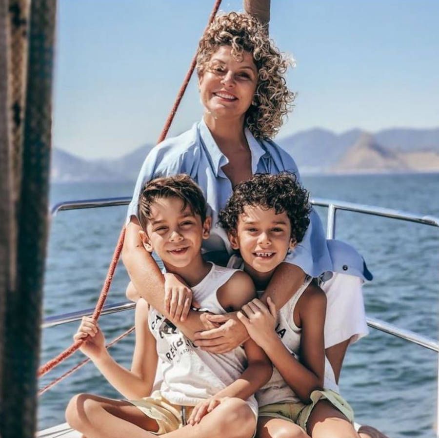Foto de Bárbara Borges com os filhos em lancha