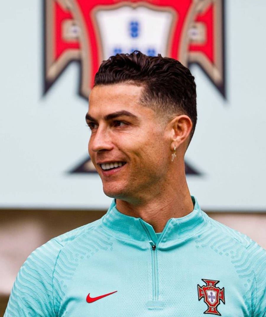 Foto de Cristiano Ronaldo com o casaco de Portugal sorrindo de lado