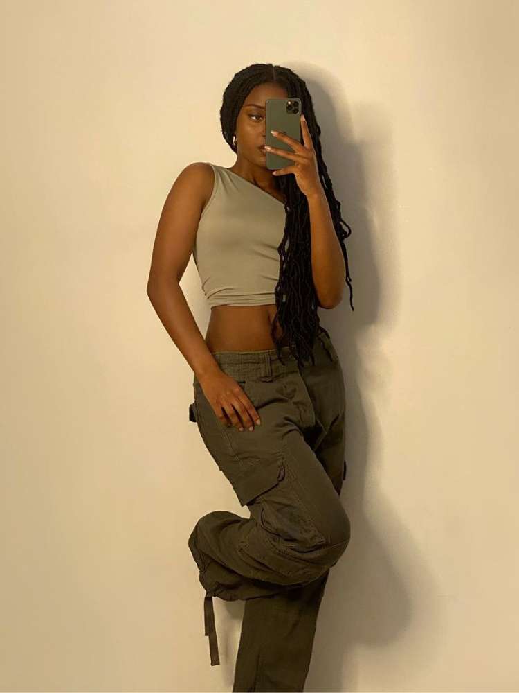 mulher usando cropped cinza e calça cargo verde militar