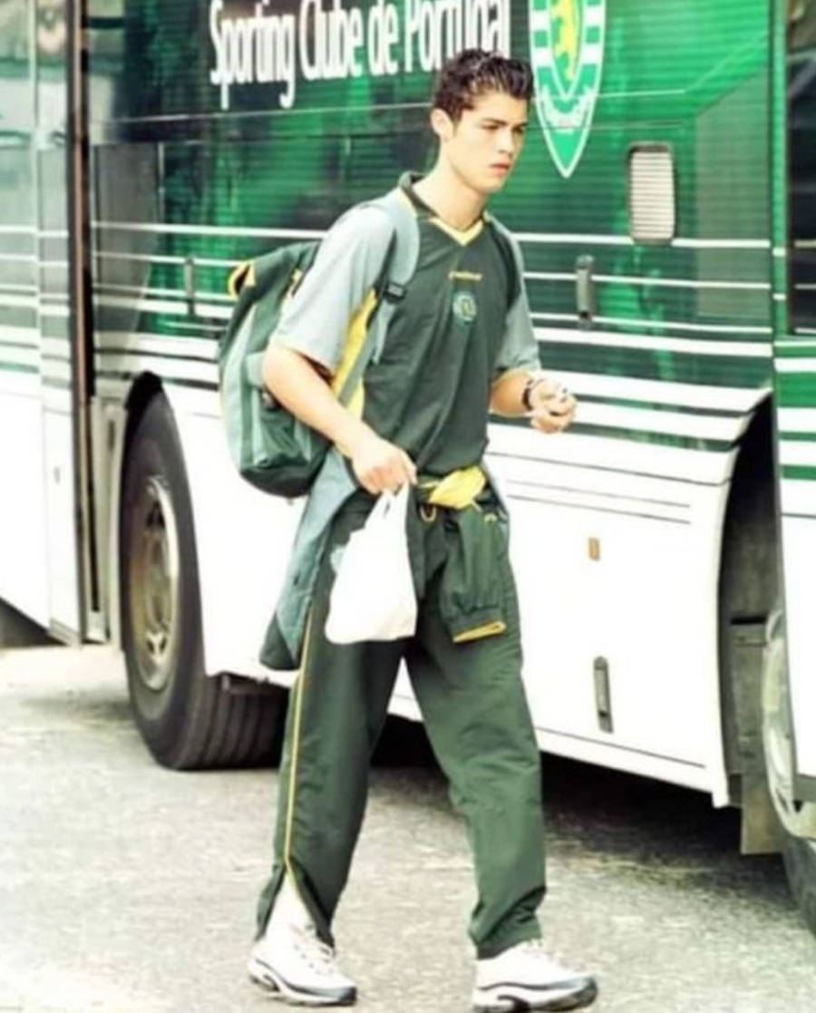 Foto de Crisitano Ronaldo novo com uniforme verdende entrando em ônibus