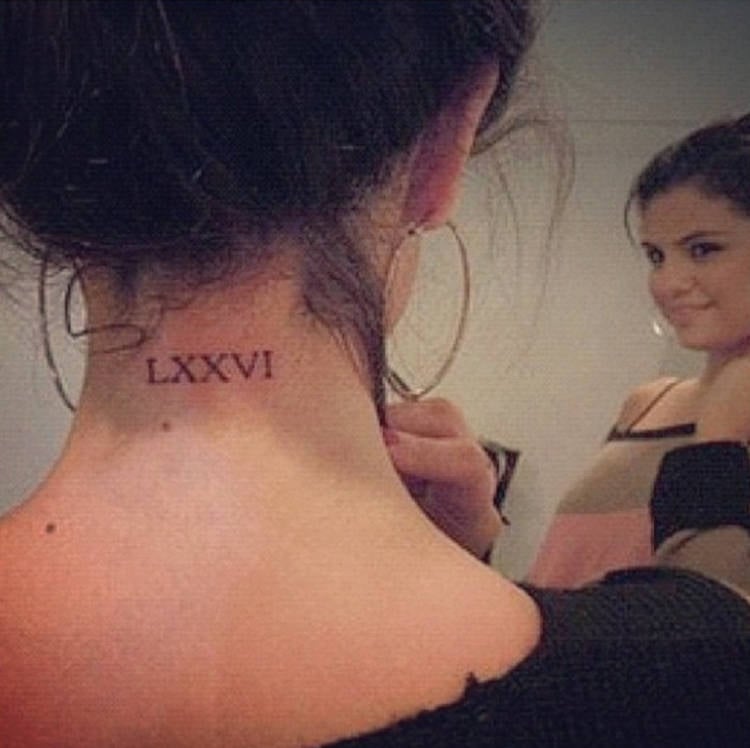 Foto da nuca de Selena Gomez com a tatuagem em número romano.