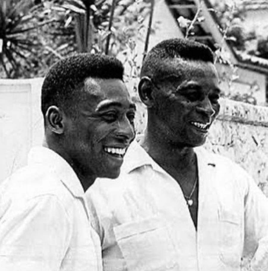 Pelé e seu pai em foto preto e branca