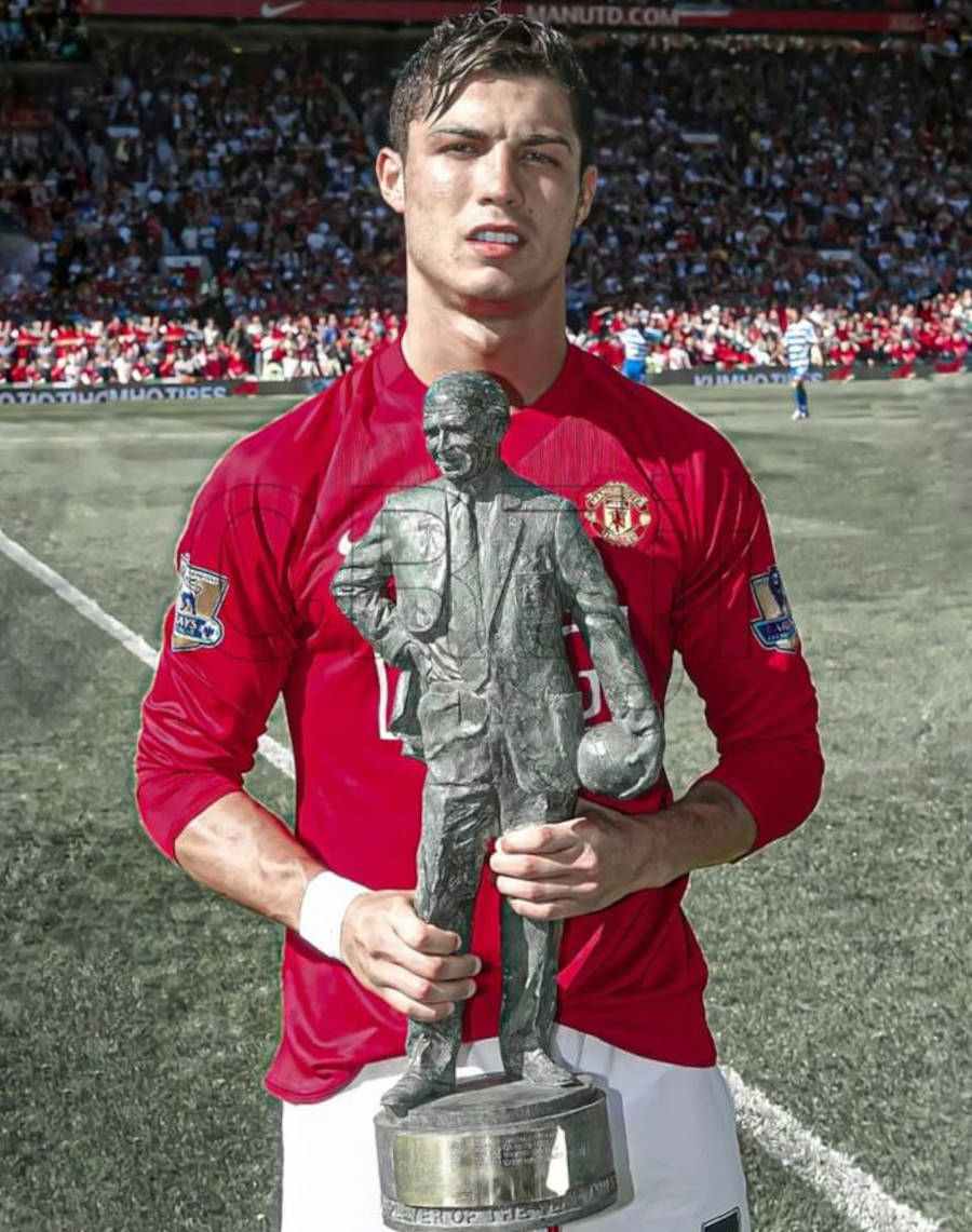 Cristiano Ronaldo com segurando estátua com o cabelo curto