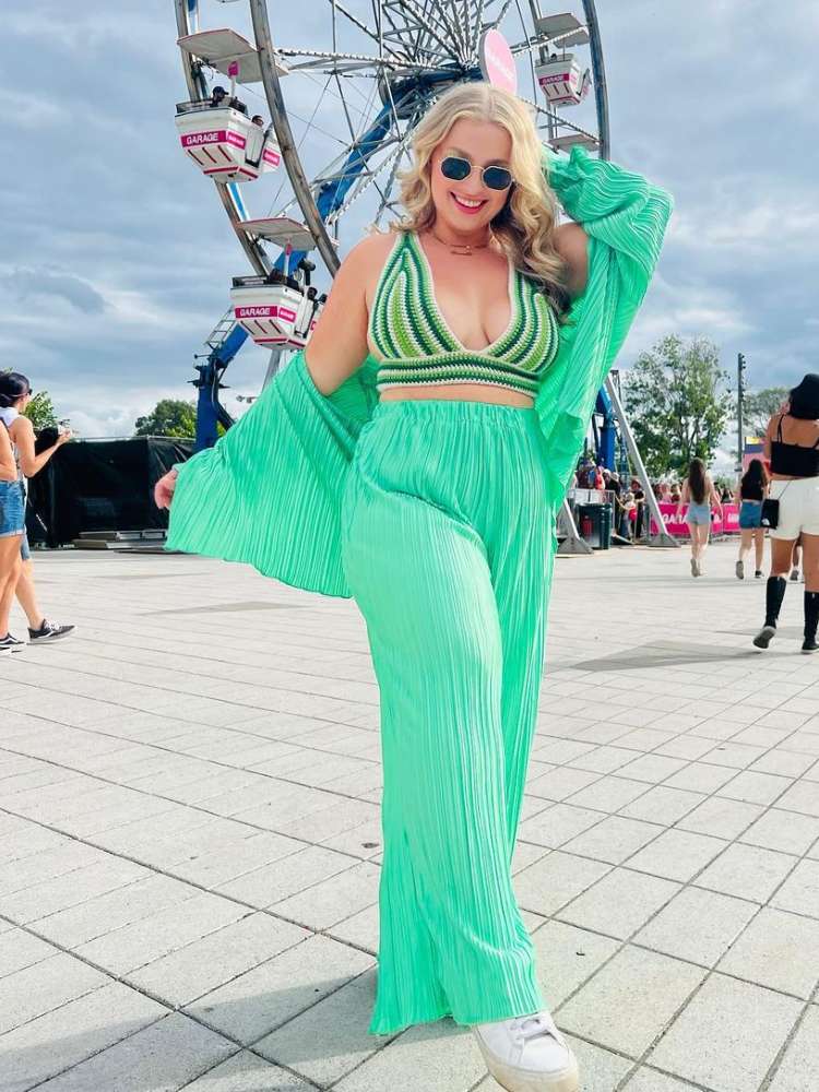 mulher usando conjunto verde menta com top de crochê, tendências Verão 2023