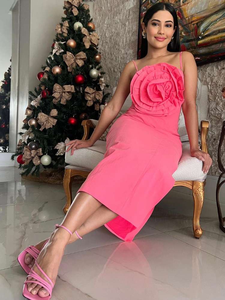 Thaynara OG usando vestido e sandália pink, na tendência Barbiecore